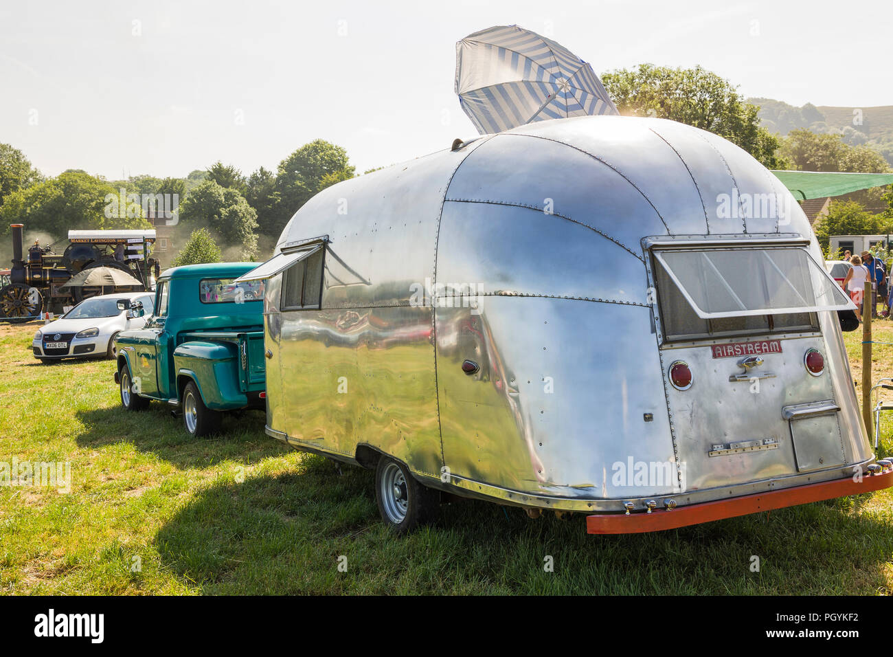 Un vecchio American Airstream caravan semplificato a Heddington Country Fair e il vapore mostra nel Wiltshire, Inghilterra REGNO UNITO Foto Stock