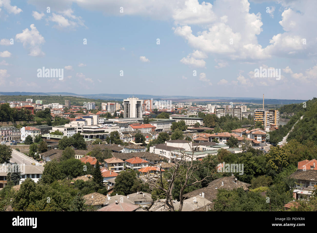 Skyline di Lovech città durante le giornate di sole in Bulgaria Foto Stock