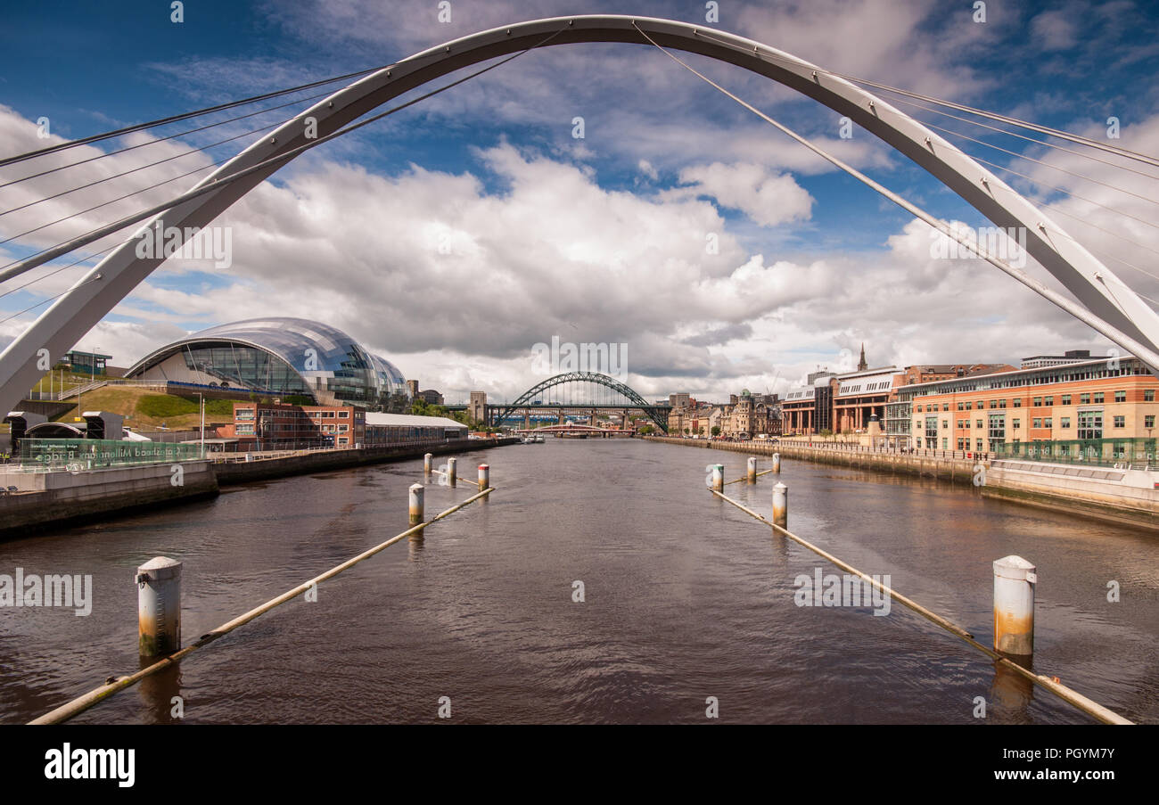 Il Newcastle e Gateshead riversides dal Gateshead Millennium Bridge sul fiume Tyne. Foto Stock