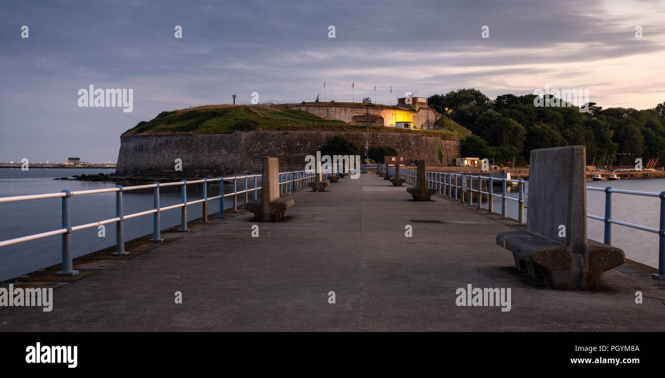 Weymouth, England, Regno Unito - 21 Luglio 2018: il sole tramonta dietro Noil Fort, sentinella permanente su porto di Weymouth nel Dorset, Inghilterra. Foto Stock