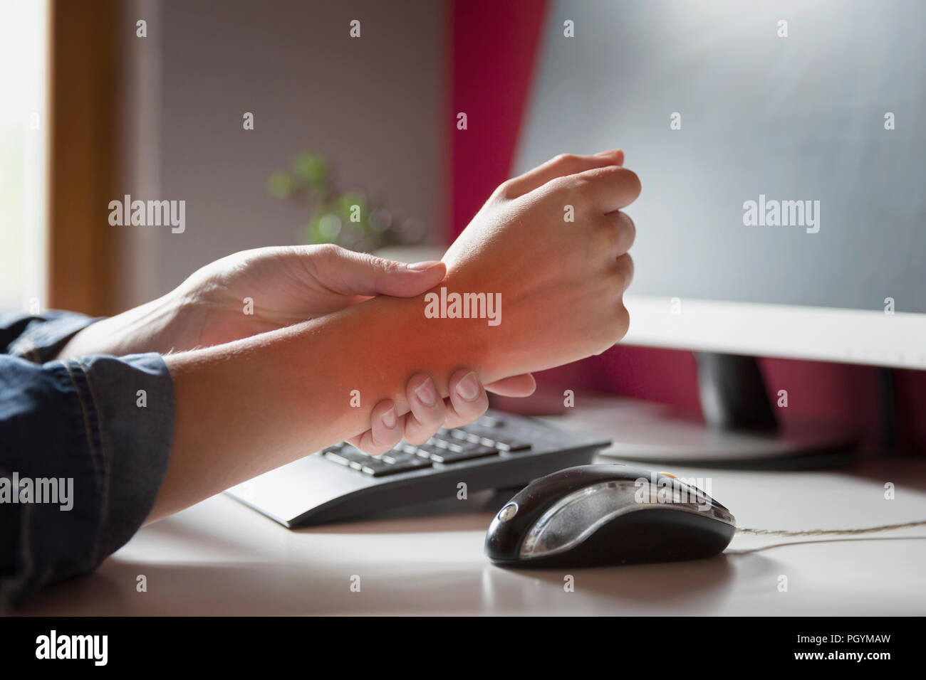 La sindrome di Office - Giovani donne che soffrono di dolori a mano mentre si utilizza il computer al lavoro. Professionali di fattore di rischio. Medico e sanitario concetto. Foto Stock