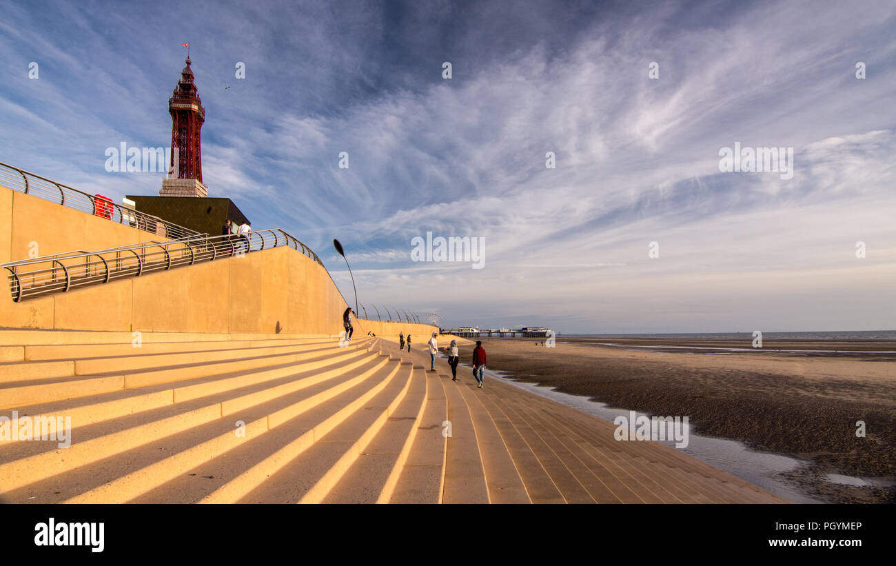 Blackpool, Inghilterra, Regno Unito - 1 Agosto 2015: la gente a piedi lungo la scalinata della Promenade di Blackpool sea wall, con la mitica Torre di Blackpool e Blackpool Mi Foto Stock