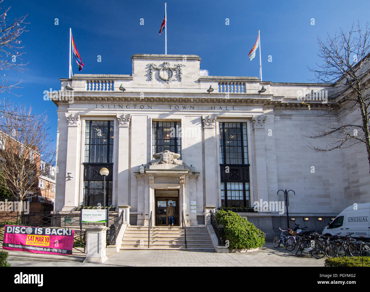 London, England, Regno Unito - 12 Febbraio 2018: la facciata principale e ingresso a Islington Municipio, sede di Islington Borough consiglio su Upper Street in n. Foto Stock