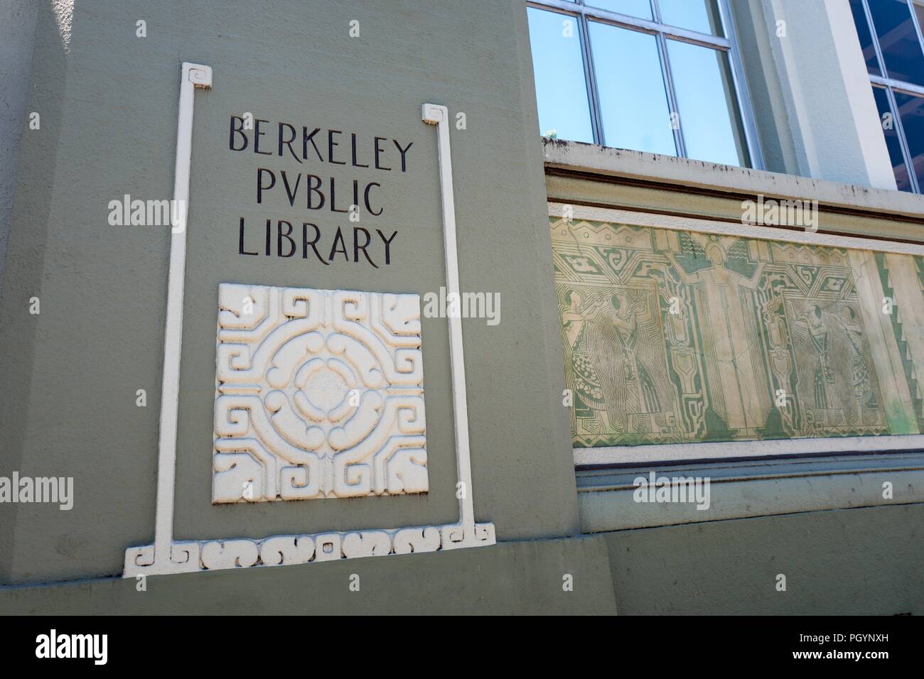 Segno sulla facciata della Berkeley Public Library, con neo-classico stile architettonico, nel centro cittadino di Berkeley, California, 17 maggio 2018. () Foto Stock