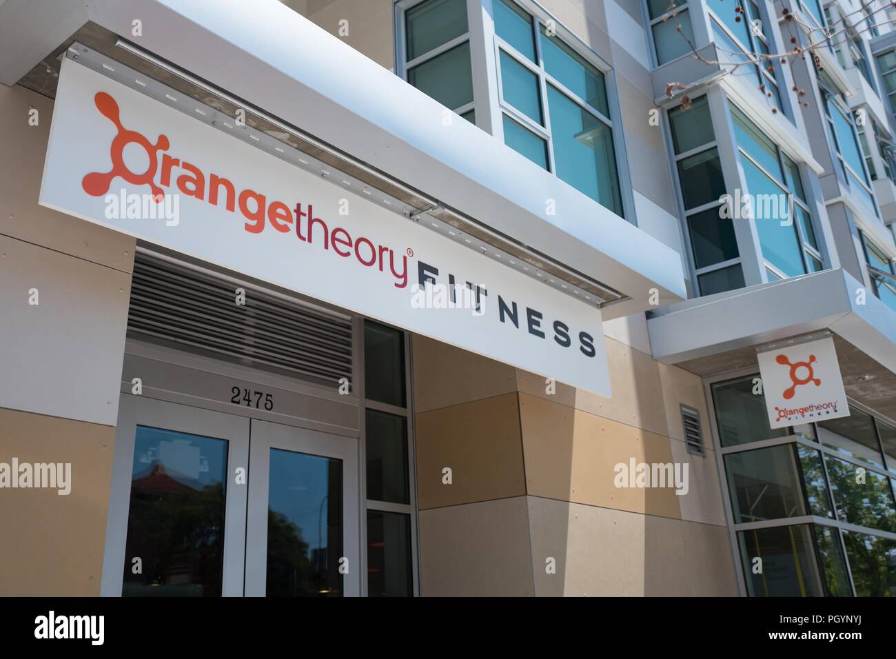 Segno sulla facciata di OrangeTheory Fitness, una palestra concentrandosi su alta intensità interval training HIIT (), nel centro cittadino di Berkeley, California, 17 maggio 2018. () Foto Stock