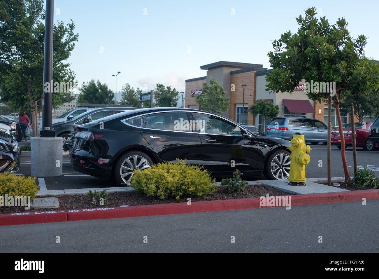 Nero modello Tesla 3 auto elettrica da Tesla Motors parcheggiato in un parcheggio presso un centro commerciale per lo shopping di Dublino, California, 21 maggio 2018. () Foto Stock