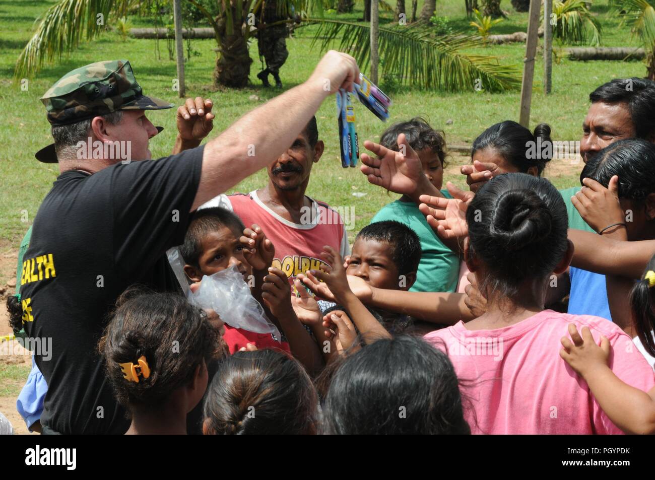 Noi Servizio Pubblico di Sanità (USPHS) Lt Cmdr Gary Brunette distribuzione di spazzolini da denti per i residenti locali, Betania, Nicaragua, 2008. Immagine cortesia di centri per il controllo delle malattie (CDC) / Lt. La Cmdr. Gary bruna. () Foto Stock