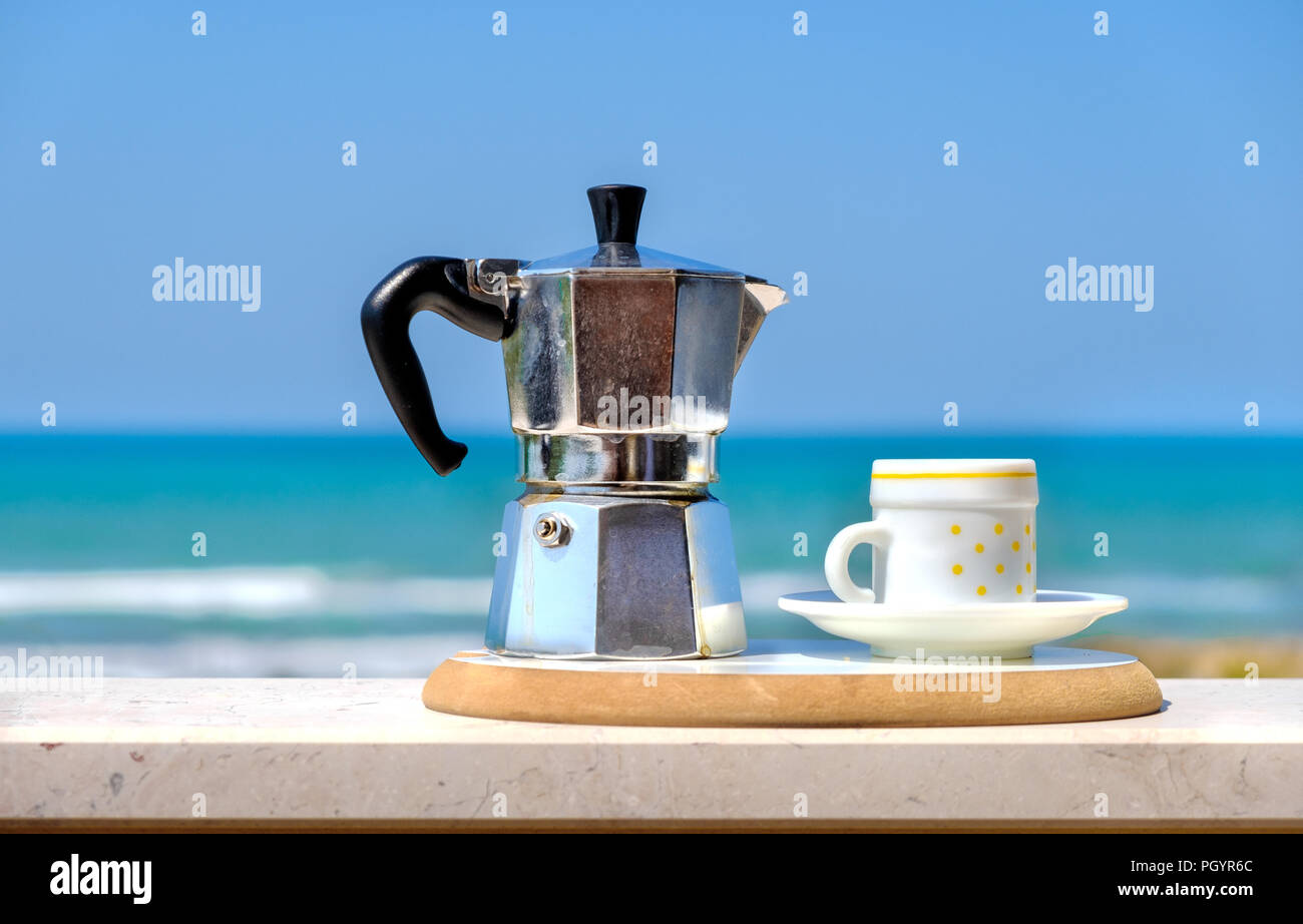 Moka pot caffettiera sullo sfondo del mare prima colazione italiana Foto Stock