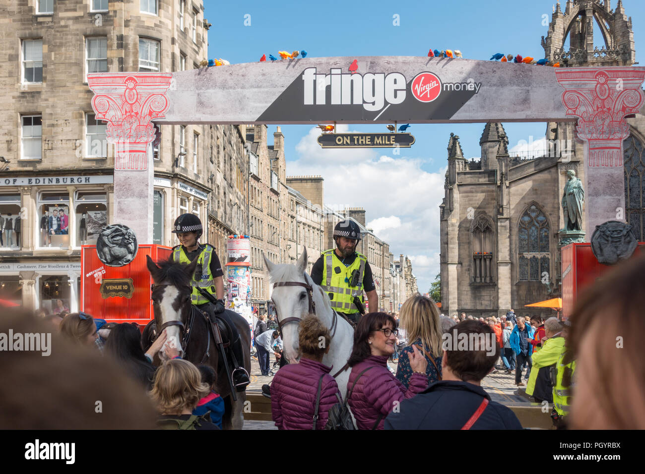Montate i funzionari di polizia al Edinburgh Fringe, Royal Mile di Edimburgo, Scozia, Regno Unito Foto Stock