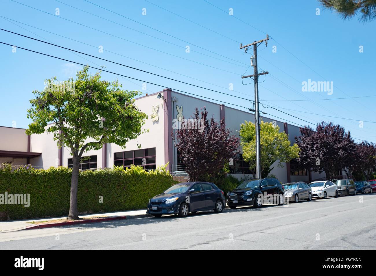Facciata presso la sede centrale di Annie's Homegrown, un cibo organico maker di proprietà della General Mills, a Berkeley, California, con iconica " Bernie' logo coniglio visibile, Giugno 5, 2018. () Foto Stock