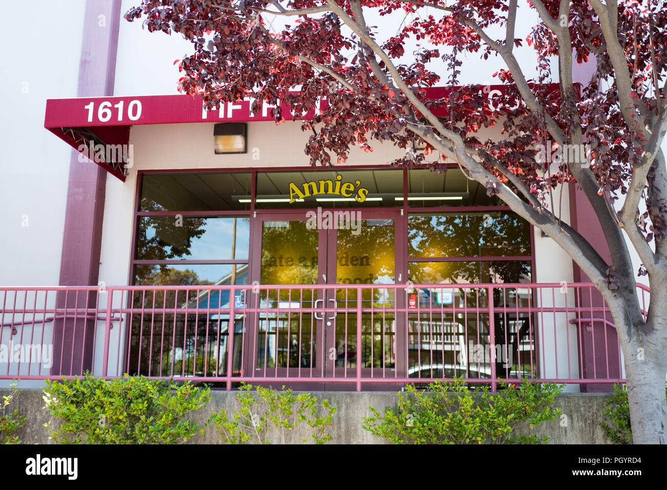 Facciata con segno e il logo presso la sede centrale di Annie's Homegrown, un cibo organico maker di proprietà della General Mills, a Berkeley, California, 5 giugno 2018. () Foto Stock