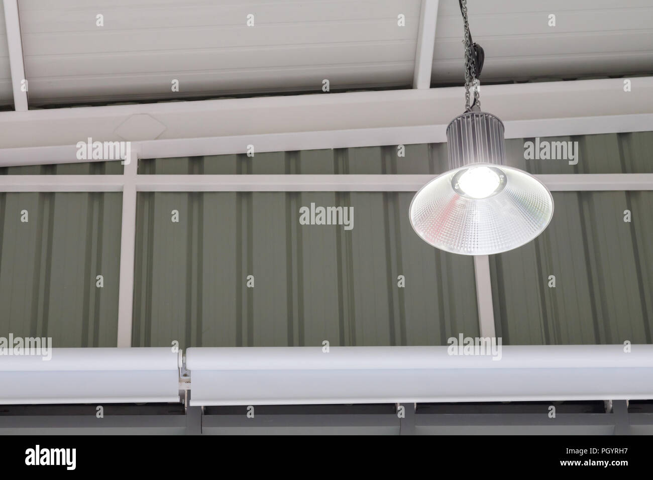 Luce led lampadina nella spia industriale è luminosa sul soffitto del nuovo magazzino con copia spazio, High Bay illuminazione. Foto Stock