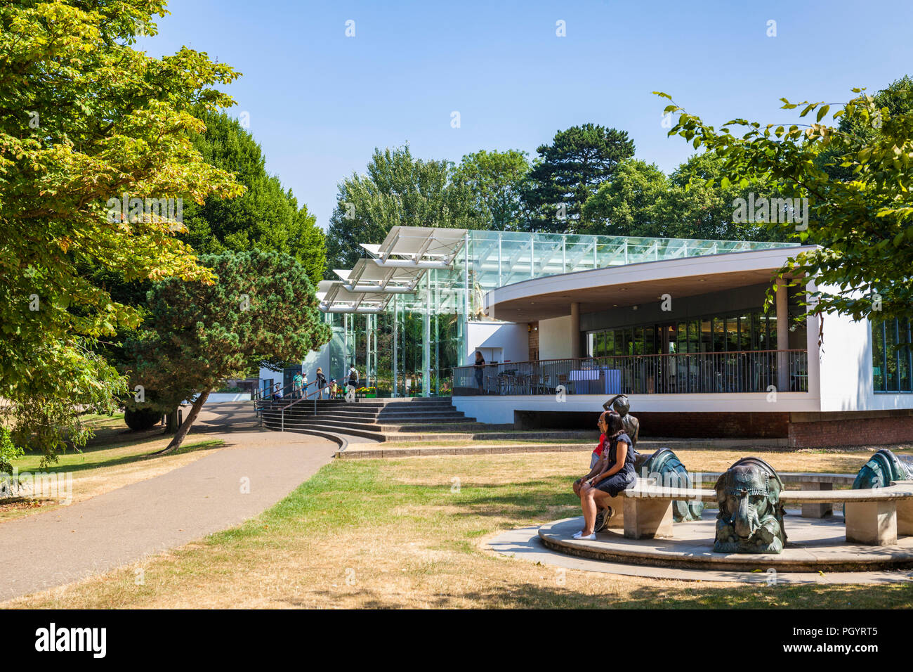 Leamington Spa royal leamington spa town the glasshouse e il centro eventi in giardini jephson leamington spa Warwickshire England Regno unito Gb europa Foto Stock