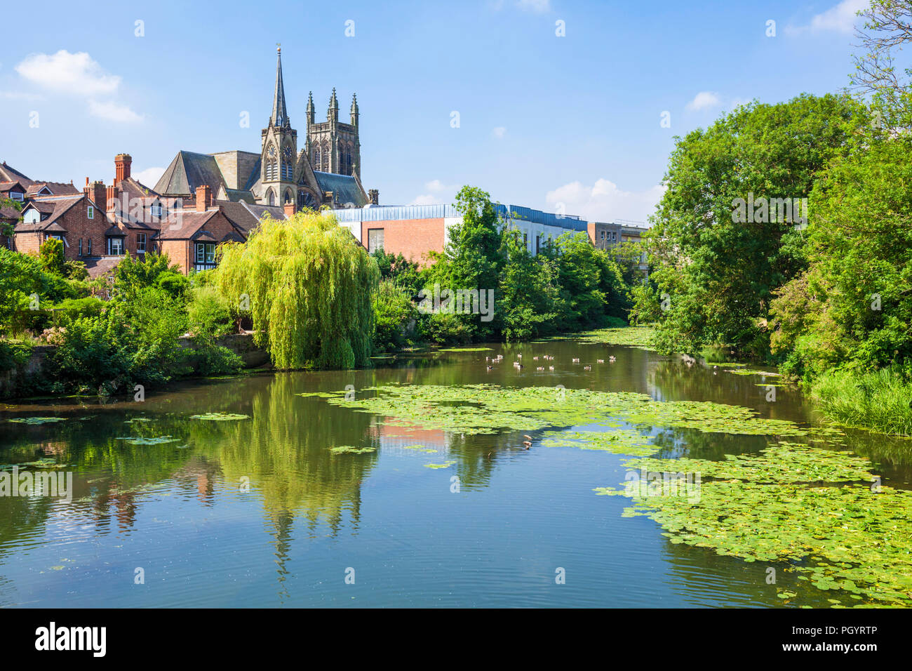 Leamington Spa royal leamington spa del paese Chiesa di tutti i santi e il fiume apprendere Royal leamington spa Warwickshire England Regno unito Gb europa Foto Stock