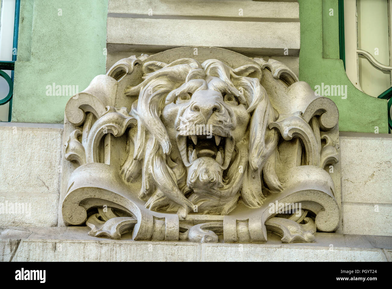 Dettagli della scultura del leone a Rua Augusta Arch terrazza, un edificio storico e di attrazione turistica in piazza del Commercio Foto Stock