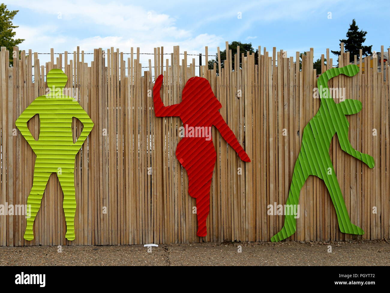 Denver, Colorado - Agosto 25, 2018: Luminose sagome danzanti sulla recinzione temporanea vicino a Galleria successiva su Colfax Avenue a Denver in Colorado Foto Stock