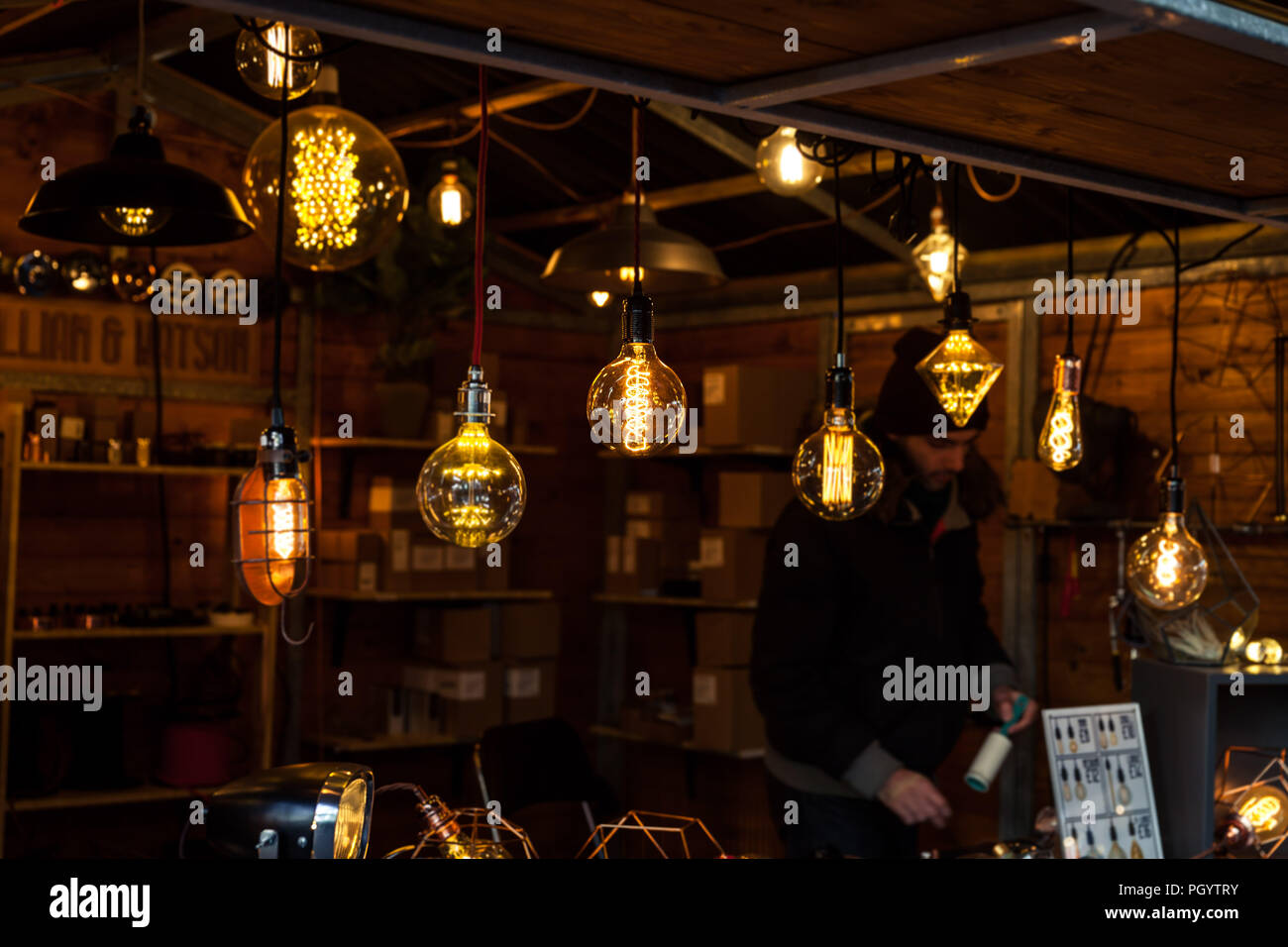 Un cavalletto sul fiume temi mercato al tempo di Natale Foto Stock