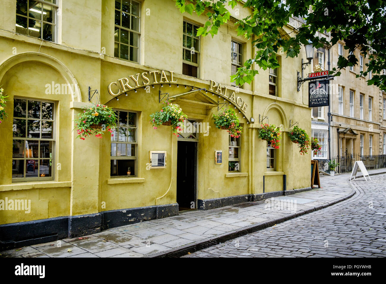 La parte esterna del Crystal Palace pub, un tradizionale pub inglese / public house è raffigurato nella vasca da bagno Somerset England Regno Unito Foto Stock