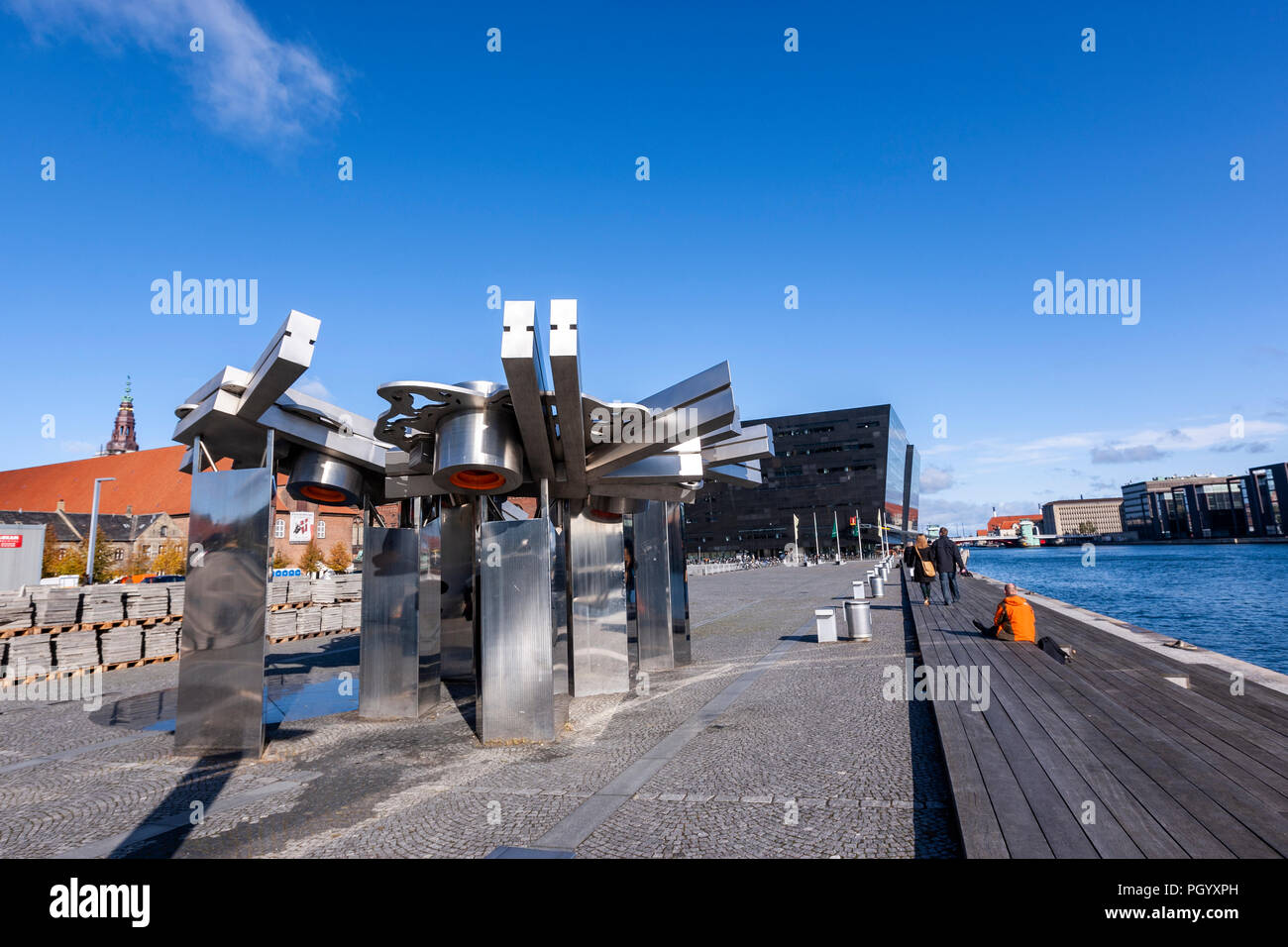 Città scultura frattale da Elisabeth Toubro in Søren Kierkegaards Plads con la Royal Danish Library, il Diamante Nero libreria, Copenha Foto Stock