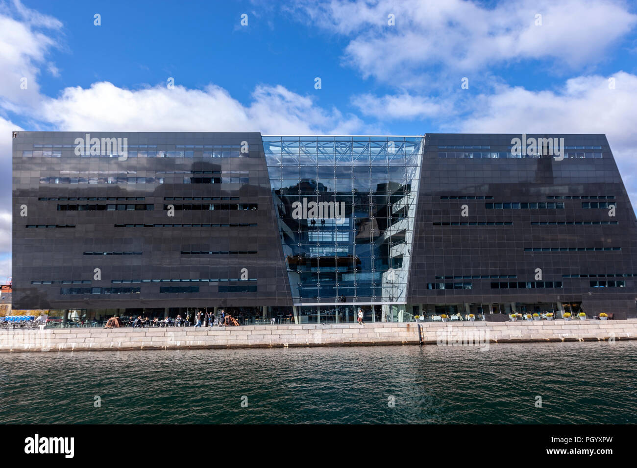 La riflessione nella facciata della Royal Danish Library, il Diamante Nero libreria, progettato dagli architetti Schmidt Hammer Lassen, Copenhagen, Danimarca. Foto Stock