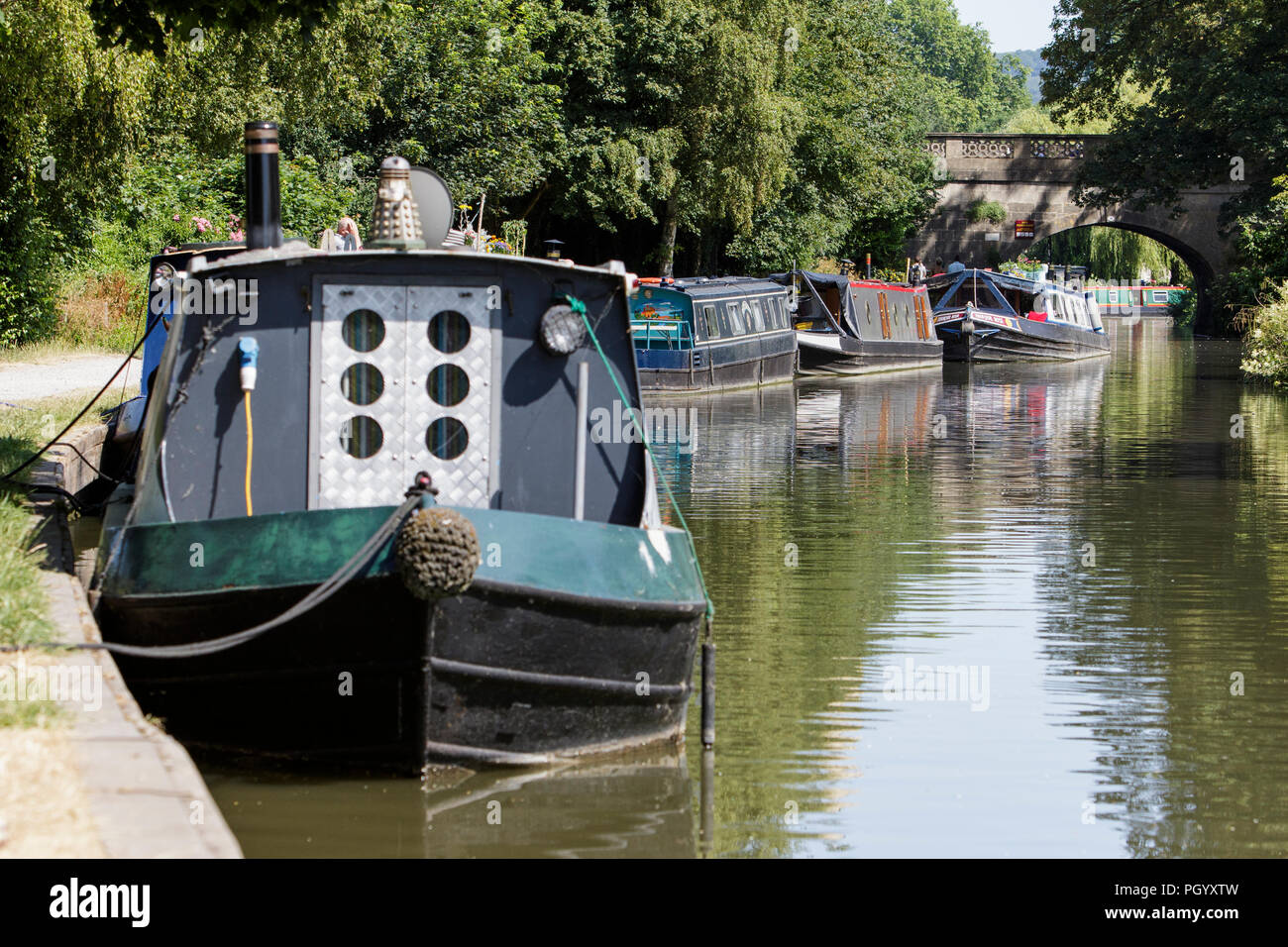 Narrowboats legato accanto alla strada alzaia sul Kennet and Avon Canal in bagno, Somerset, Inghilterra, Regno Unito Foto Stock