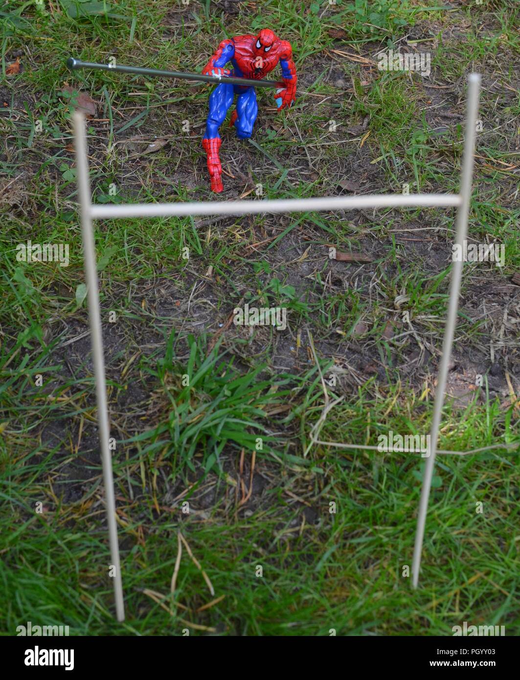 Slinkachu impostazione di stile: Spider-Man ottenere pronto per la sua pole vault tentativo Foto Stock