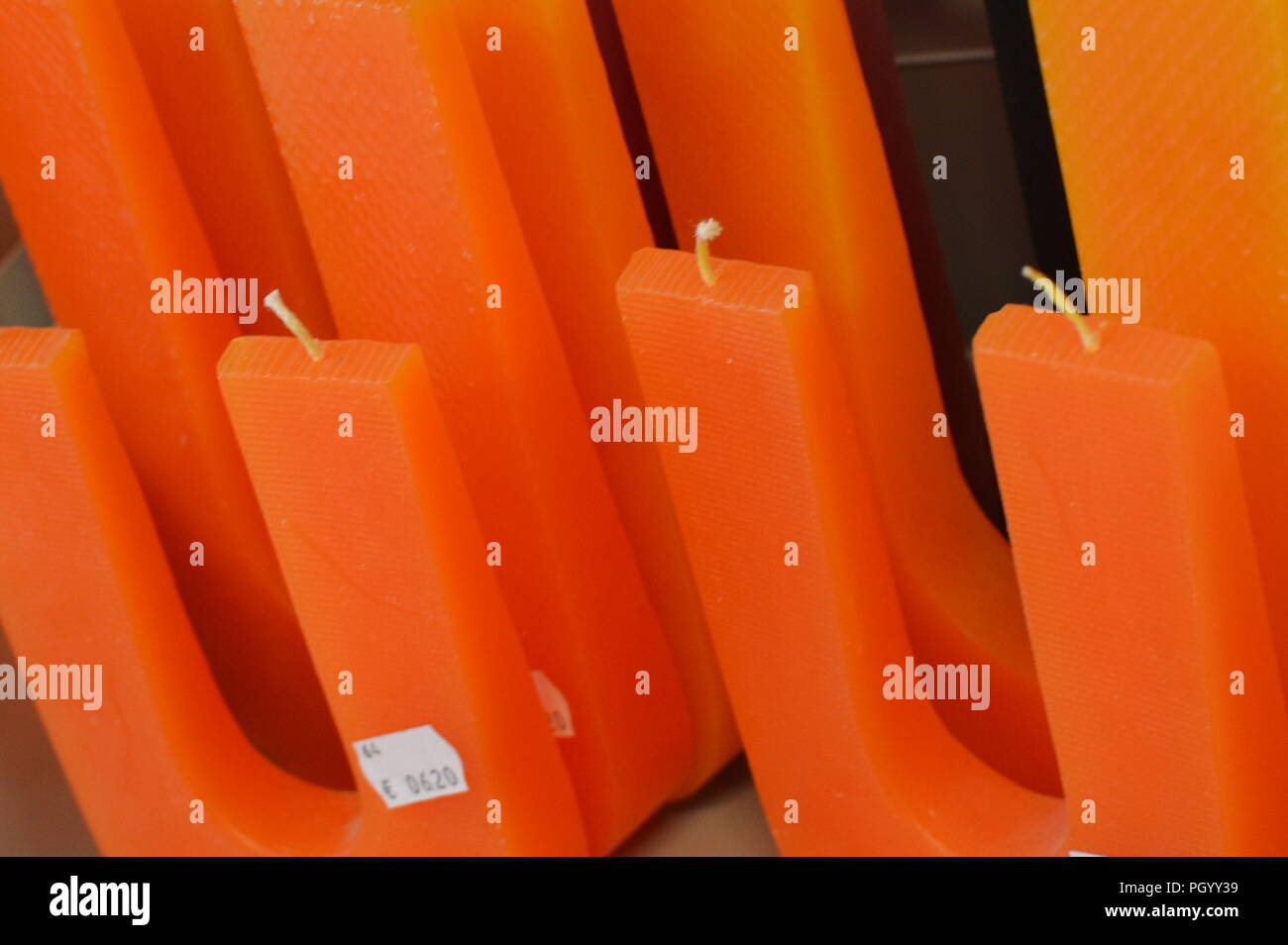 Arancione a forma di U di candele per la vendita Foto Stock