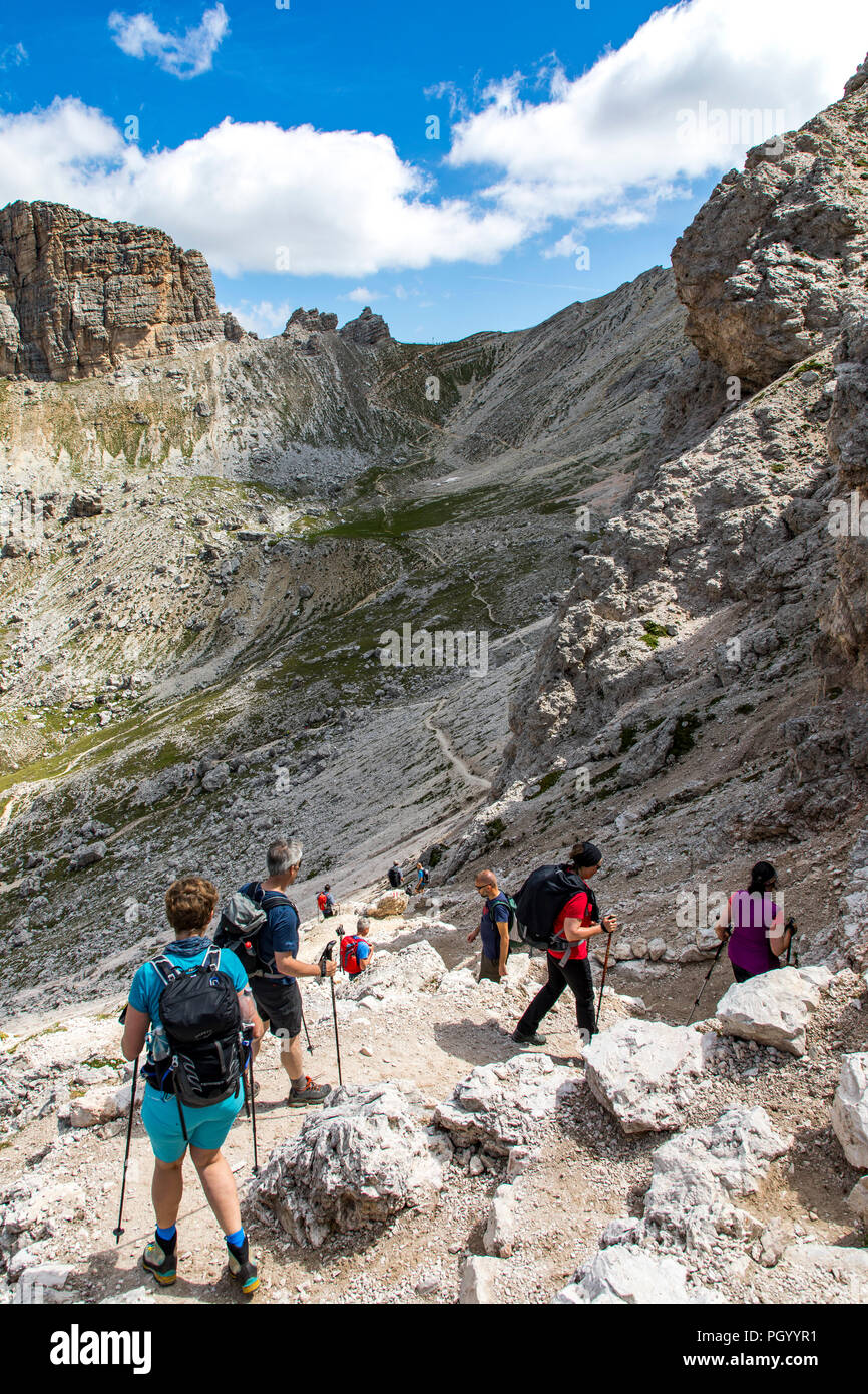 Gli escursionisti di montagna nella natura Puez-Geisler Park, Dolomiti, Alto Adige, Trentino, Italia Foto Stock
