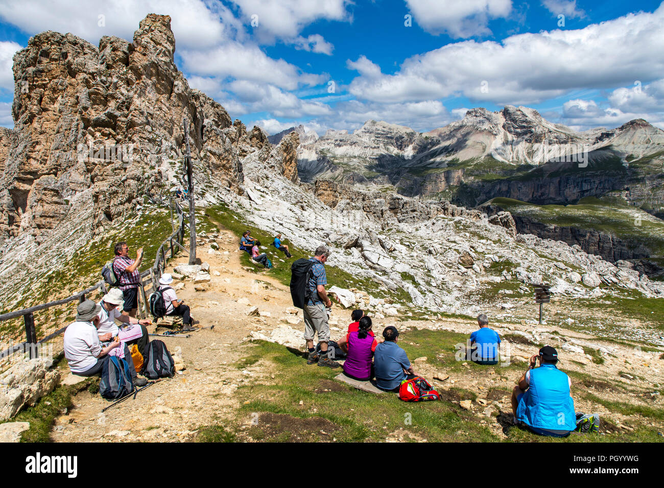 Gli escursionisti di montagna nella natura Puez-Geisler Park, Dolomiti, Alto Adige, Trentino, Italia Foto Stock