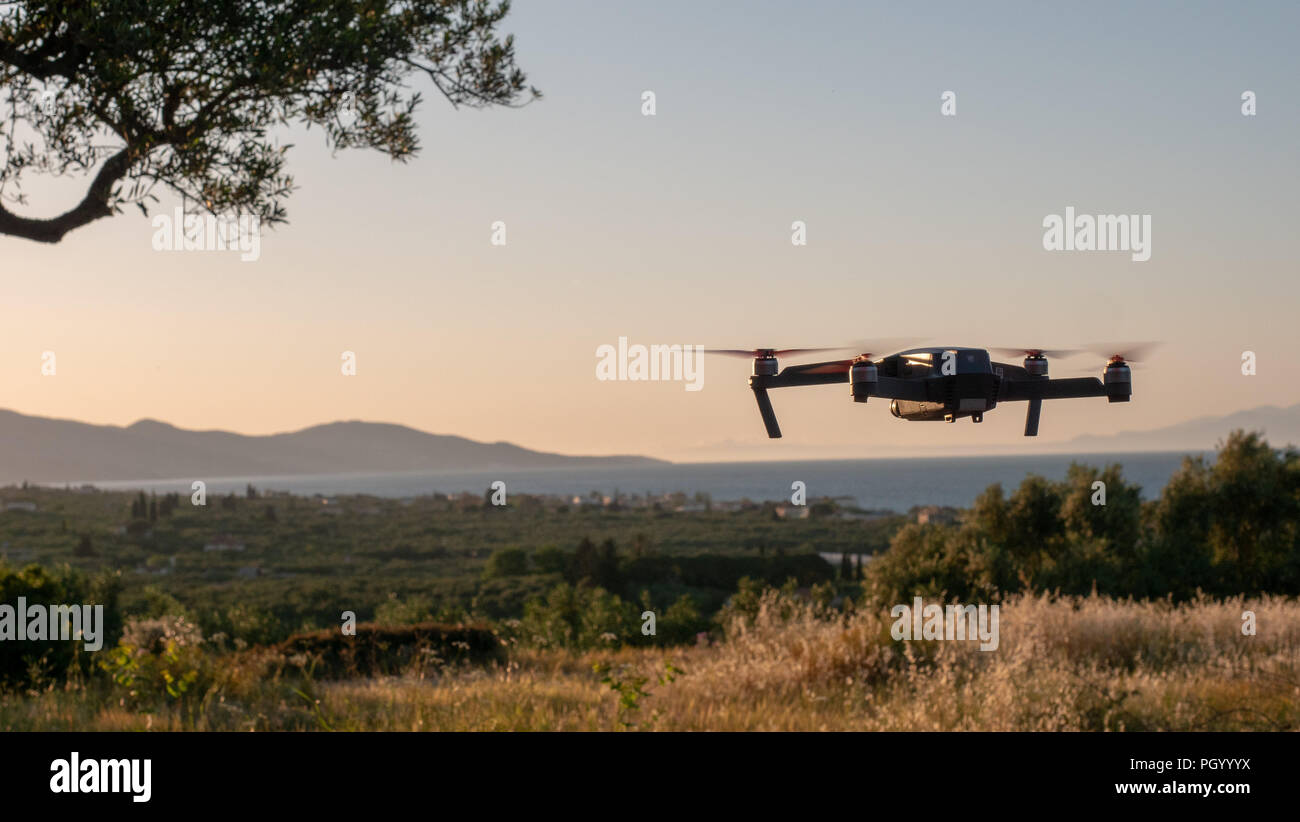 Piccolo drone passando al litorale di Zante, Grecia Foto Stock