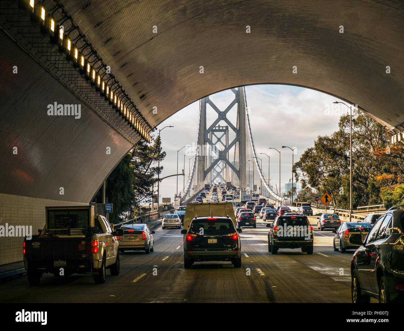 Mattina del traffico in ingresso a San Francisco dal punto di vista dei driver guida oltre il Ponte della Baia California USA Foto Stock