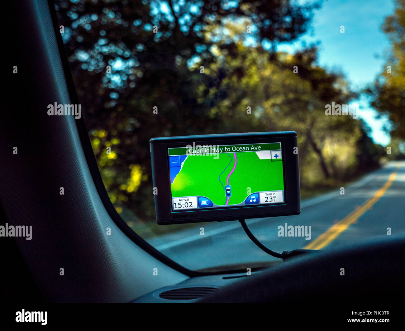 La navigazione satellitare Sat Nav schermata driver dal punto di vista del percorso di visualizzazione Cabrillo autostrada a Ocean Avenue, Pacific Grove California USA Foto Stock