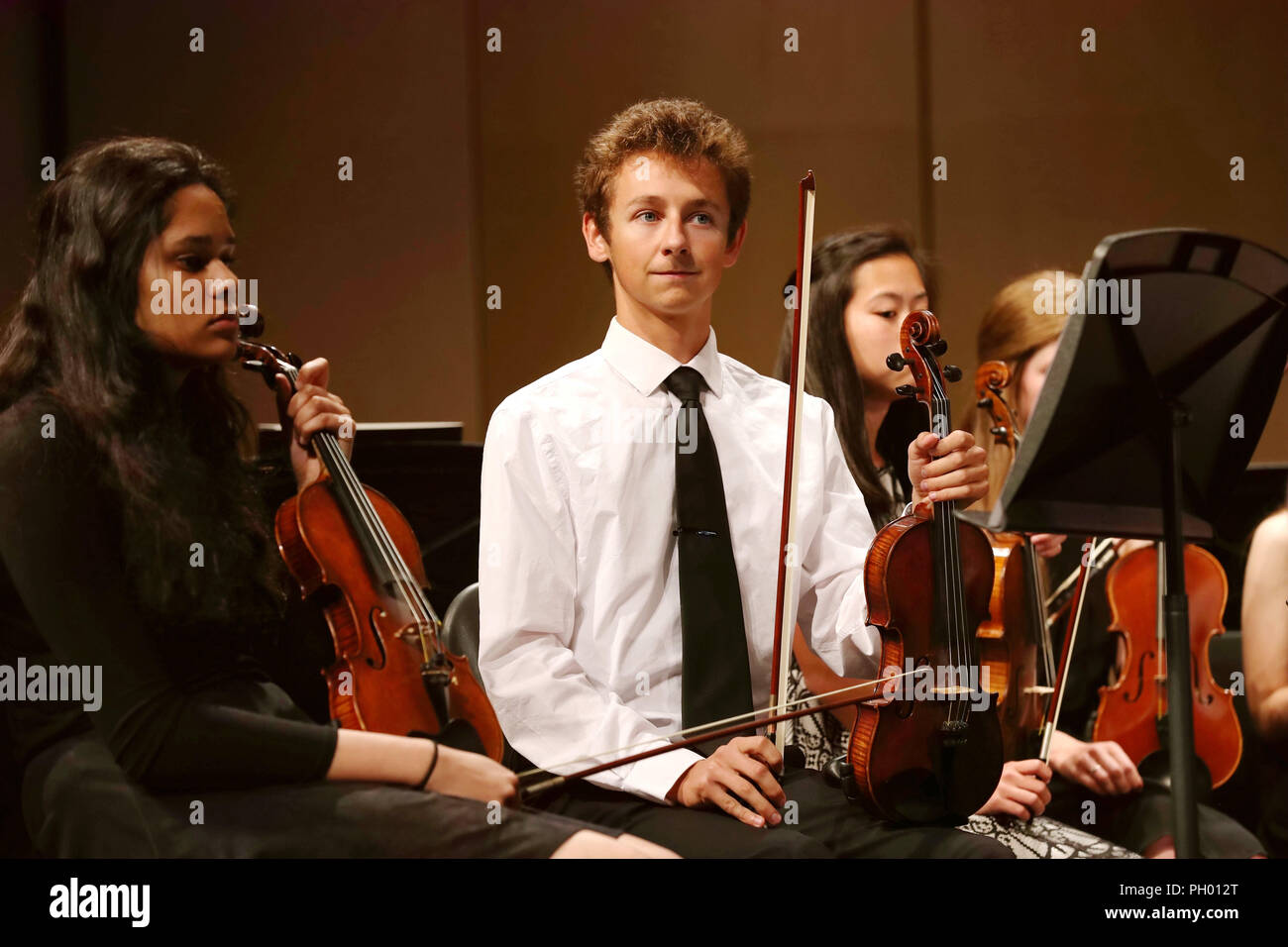 Des Moines, Stati Uniti d'America. Il 27 agosto, 2018. Un ragazzo della valle di alta scuola Chamber Orchestra suona in un concerto a Des Moines di Iowa State University negli Stati Uniti, e il agosto 27, 2018. Midwestern STATI UNITI Stato di Iowa ha tenuto un concerto nella celebrazione del trentacinquesimo anniversario della sua sorella membro il partenariato con la Cina nella provincia di Hebei. Credito: Wang Ping/Xinhua/Alamy Live News Foto Stock
