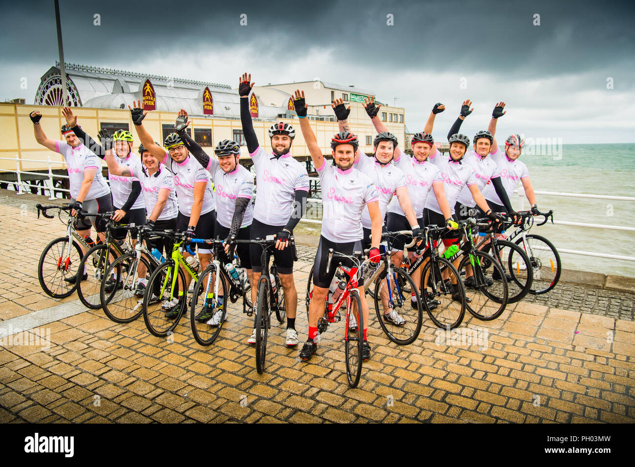 Aberystwyth Wales UK, Mercoledì 29 Agosto 2018 13 ciclisti impostazione disattivata su un estenuante 310 mile cross country bicicletta da Aberystwyth pier a Clacton pier in memoria di baby Seren Picken , che morì a soli tredici settimane dal disordine dei mitocondri e a sollevare preziosi fondi di sponsorizzazione per i bambini malati's Trust Foto © Keith Morris / Alamy Live News Foto Stock