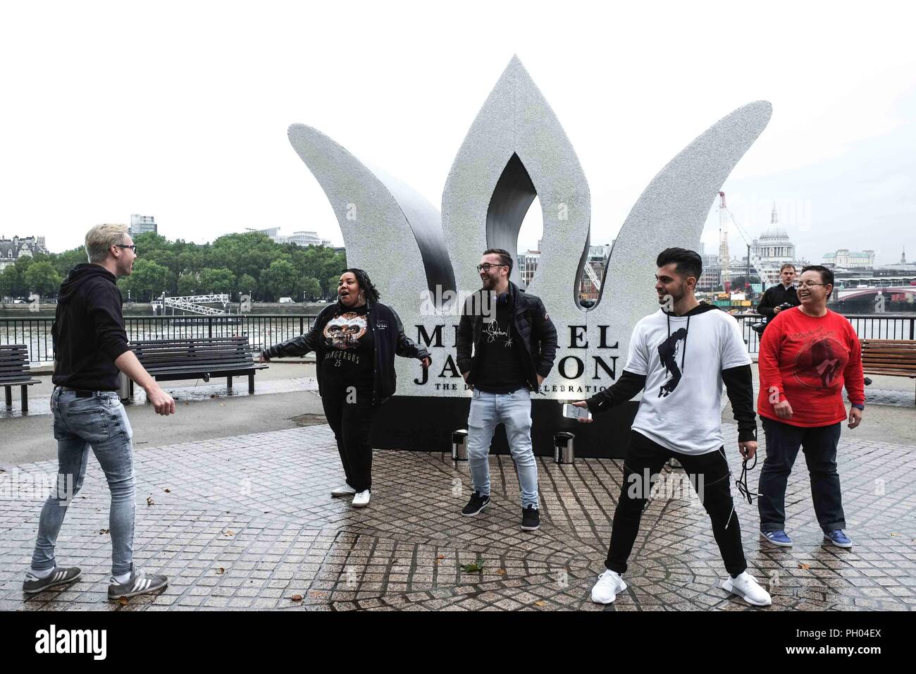 Londra 29 agosto 2018. Superfans danza e danza di fronte a 13 piede alta jewelled corona dei re del Pop. Sony Music in collaborazione con la tenuta di Michael Jackson festeggiare il re del pop di Diamante festa di compleanno con l'installazione di un gigante di 13 piedi jewelled corona a Londra iconici Southbank solo per un giorno su quali sarebbero state le superstar il compleanno. Credito: Claire Doherty/Alamy Live News pongono di fronte a 13 piede alta jewelled corona dei re del Pop. Sony Music in collaborazione con la tenuta di Michael Jackson festeggiare il re del pop di Diamante compleanno C Foto Stock