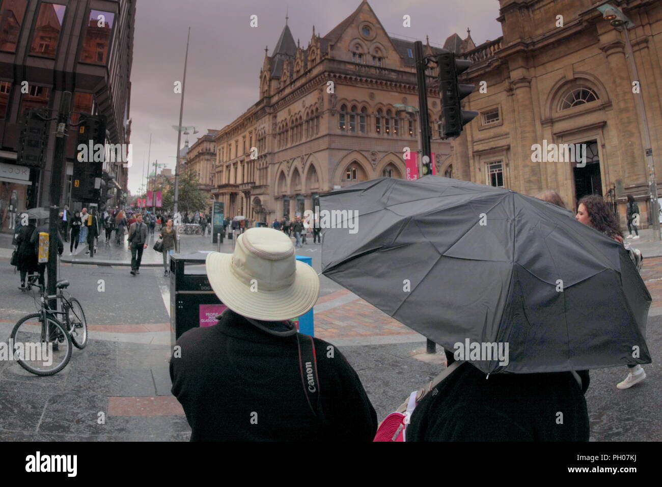 Glasgow, Scotland, Regno Unito. 29 Agosto, 2018. Regno Unito Meteo pioggia torna per docce squallida come la gente del posto e i turisti vagano in giro per la città o sul loro modo di lavorare. Gerard Ferry/Alamy news Foto Stock