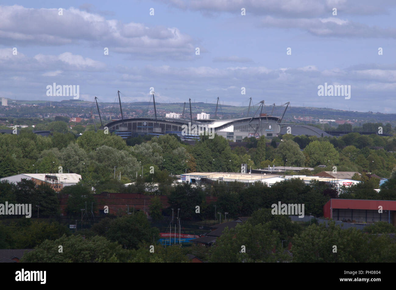 Manchester, Regno Unito 29 agosto, 2018. Etihad Stadium e Manchester, sede del Manchester City Football Club. La Football Association è venuto fuori nel supporto della cassetta di sicurezza in piedi in stadi come questo. Il governo dovrebbe prendere una decisione se consentire a piedi entro la fine del 2018. In piedi è stato vietato per motivi di sicurezza nel 1989 dopo la relazione di Taylor nel disastro di Hillsborough. Credito: Terry Waller Alamy Live News Foto Stock