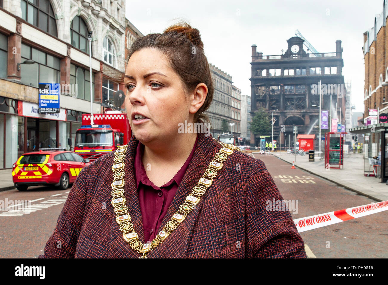 Belfast, Regno Unito 29 agosto 2018 signore sindaco di Belfast Deirdre Hargey assiste alla scena di uno dei più grandi incendi visto a Belfast dopo il cessate il fuoco nel 1994. Il Primark store è stato distrutto. I membri dell'Irlanda del Nord Fire & Rescue Service (NIFRS) hanno speso oltre 24 affrontare e lo smorzamento di Blaze. Credito: Bonzo Alamy/Live News Foto Stock