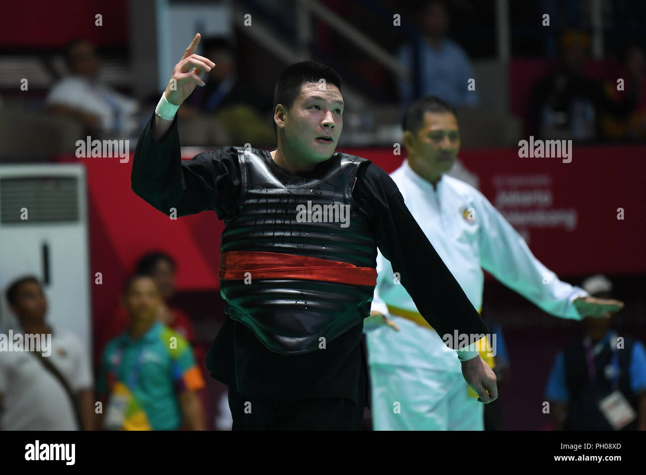 (180829) -- di Jakarta, il 29 agosto 2018 (Xinhua) -- Nguyen Van Tri del Vietnam celebra dopo il Pencak Silat Uomini 90kg e 95kg medaglia d oro corrispondono agaisnt Mohd Khaizul Yaacob della Malesia al XVIII Giochi Asiatici in Jakarta, Indonesia, il 29 agosto 2018. (Xinhua/Pan Yulong) Foto Stock