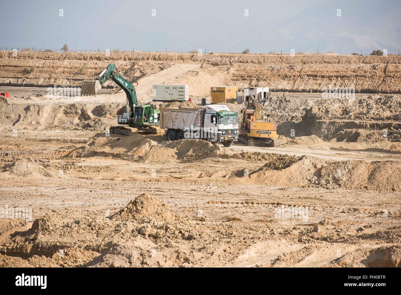 (180829) -- IL CAIRO, il 29 agosto 2018 (Xinhua) -- Engineering veicoli sono visibili sul sito di costruzione di un nuovo terminale nel bacino porta Sokhna del Governatorato di Suez, Egitto, Agosto 28, 2018. China Harbour Engineering Company (CHEC) è iniziato martedì la fase principale della costruzione di un nuovo terminale nel bacino Sokhna Port, a sud del Canale di Suez nel nord-est dell'Egitto. (Xinhua/Meng Tao) (jmmn) Foto Stock