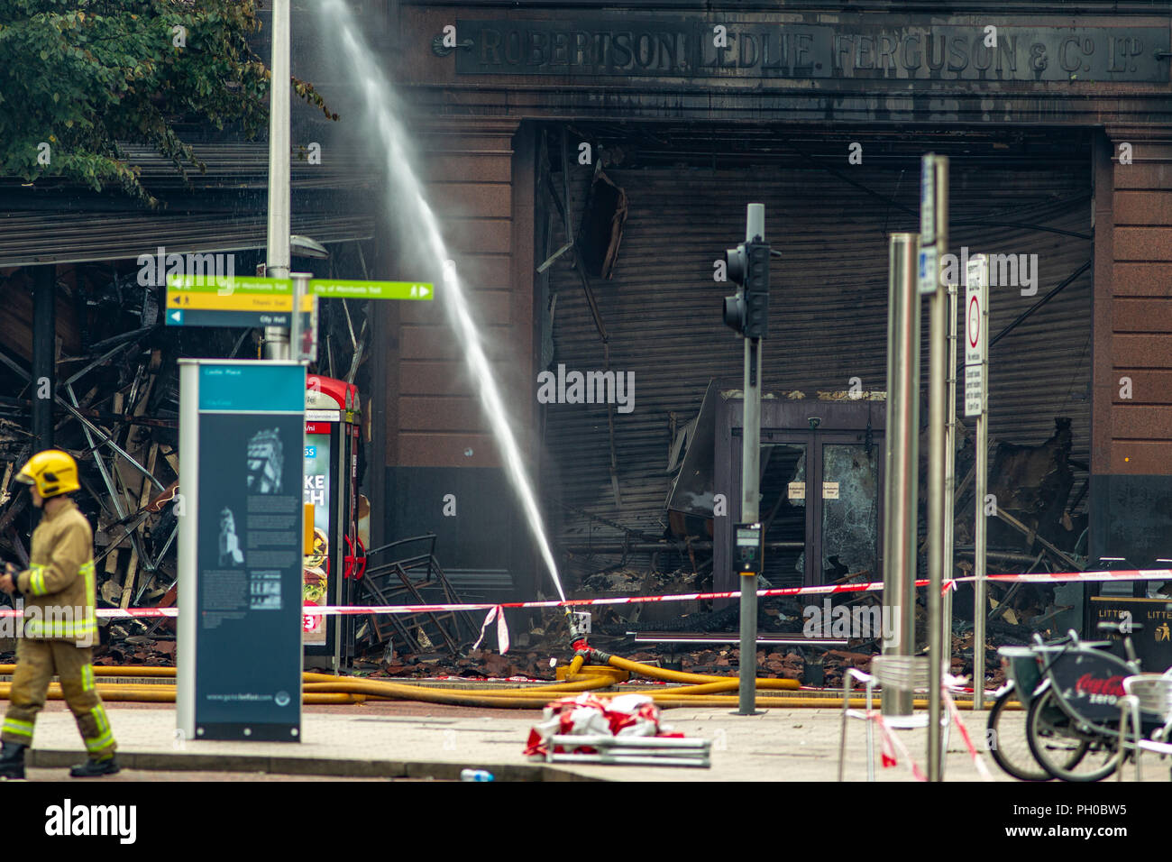 Royal Avenue Belfast, Europa 28 agosto 2018. Il Primark edificio nel centro della città era ancora la masterizzazione dopo 5 ore. La chiamata iniziale è di 11:00 e Gara di fuoco dove sulla scena in pochi minuti. Foto Stock