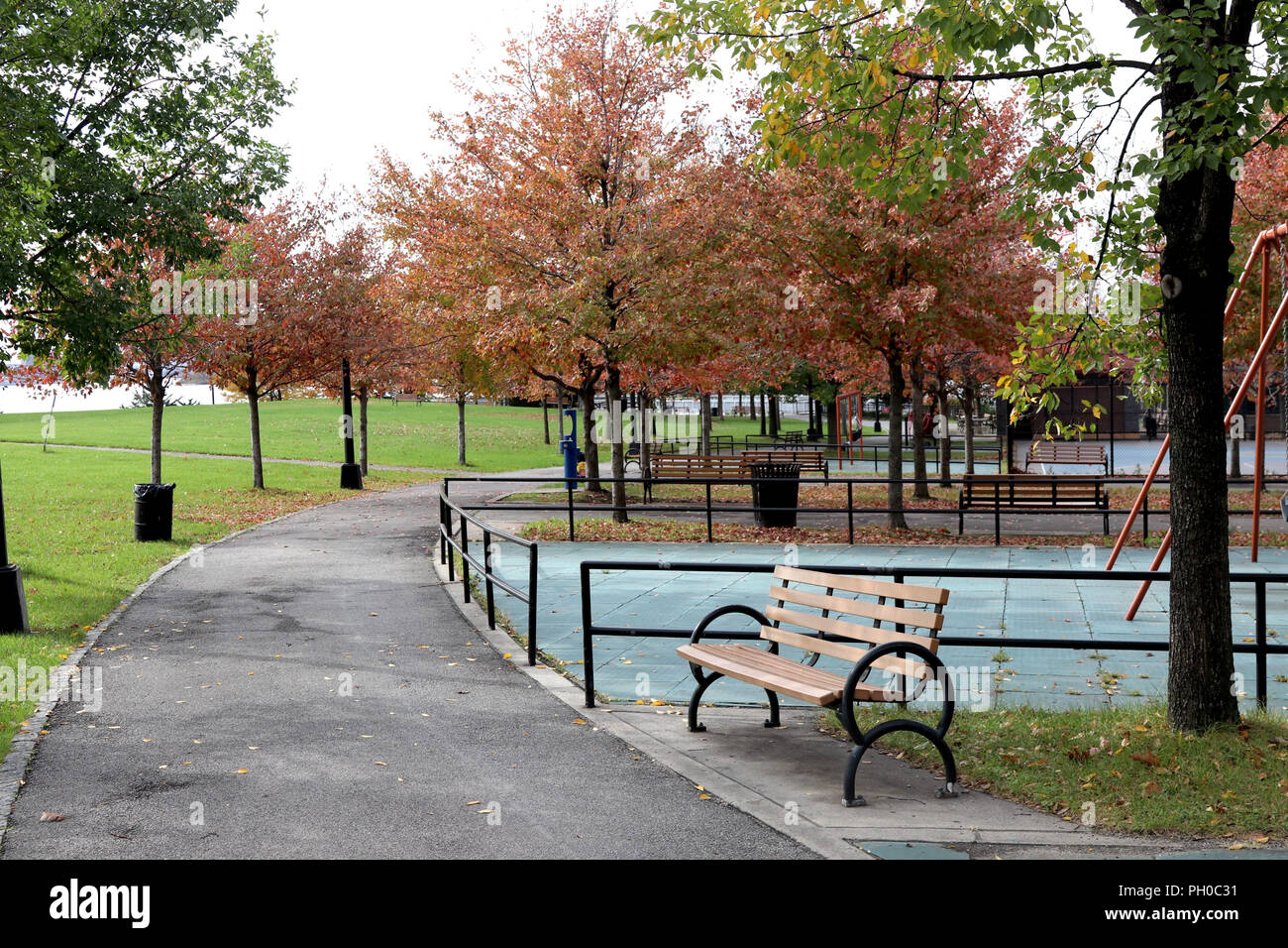 New York, NY, STATI UNITI D'AMERICA. 29 Ago, 2018. Foto d'archivio. Barretto Point Park nelle cacce industriale punto sezione del Bronx, New York, dove un secondo insieme di resti umani sono stati trovati su 28 Agosto, 2018 è raffigurato il 11 novembre, 2017. Un primo ritrovamento di resti umani sono stati scoperti tre (3) miglia a Crotona Park domenica, 26 agosto 2018, e si ritiene che appartengono alla stessa donna secondo una dichiarazione da parte della polizia di New York Department (NYPD). La polizia ha dichiarato la donna è la morte di un omicidio Mercoledì 29 Agosto, 2018. © 2018 G. Ronald Lopez/DigiPixsAgain.us/Alamy Live Foto Stock