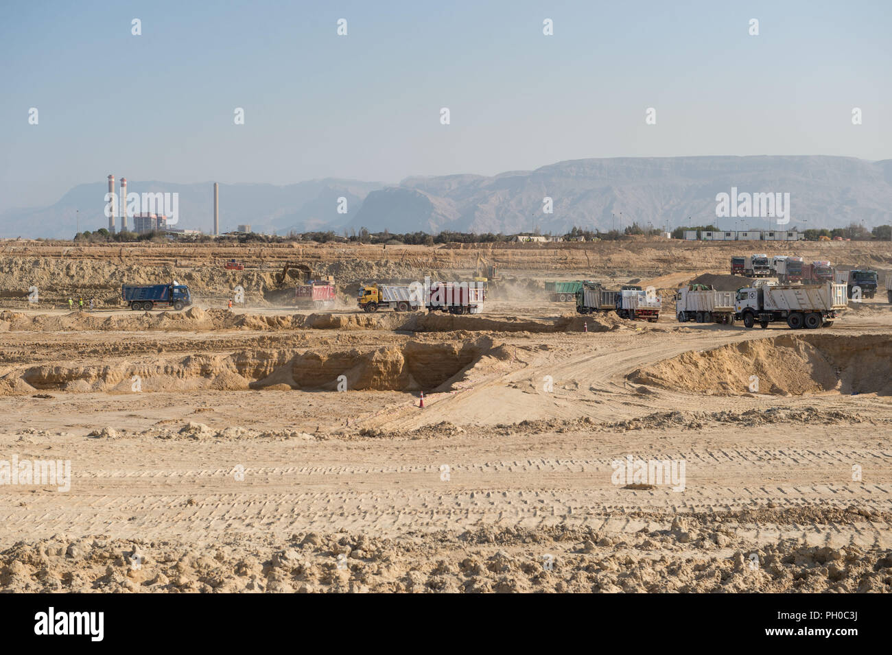 (180829) -- IL CAIRO, il 29 agosto 2018 (Xinhua) -- Engineering veicoli sono visibili sul sito di costruzione di un nuovo terminale nel bacino porta Sokhna del Governatorato di Suez, Egitto, Agosto 28, 2018. China Harbour Engineering Company (CHEC) è iniziato martedì la fase principale della costruzione di un nuovo terminale nel bacino Sokhna Port, a sud del Canale di Suez nel nord-est dell'Egitto. (Xinhua/Meng Tao) (jmmn) Foto Stock