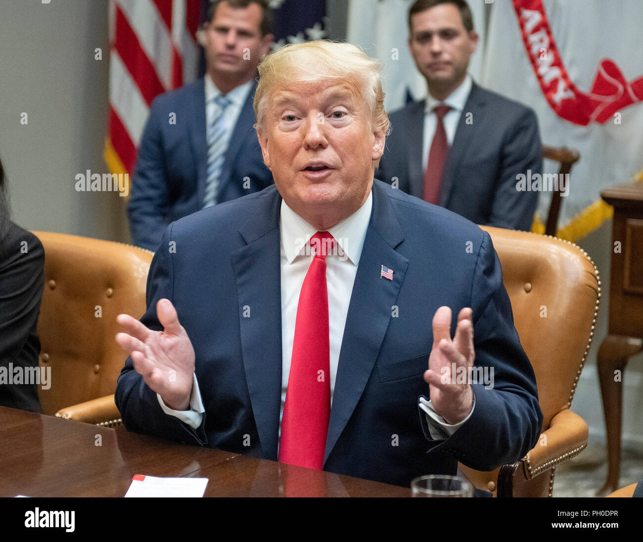 Il Presidente degli Stati Uniti, Trump risposte un reporter la questione dopo l'annuncio di una sovvenzione per il drug-free europee programma di supporto nella sala Roosevelt della Casa Bianca di Washington, DC il mercoledì 29 agosto, 2018. Dopo il suo intervento il Presidente ha preso un paio di domande da parte della stampa. Credito: Ron Sachs/CNP /MediaPunch Foto Stock