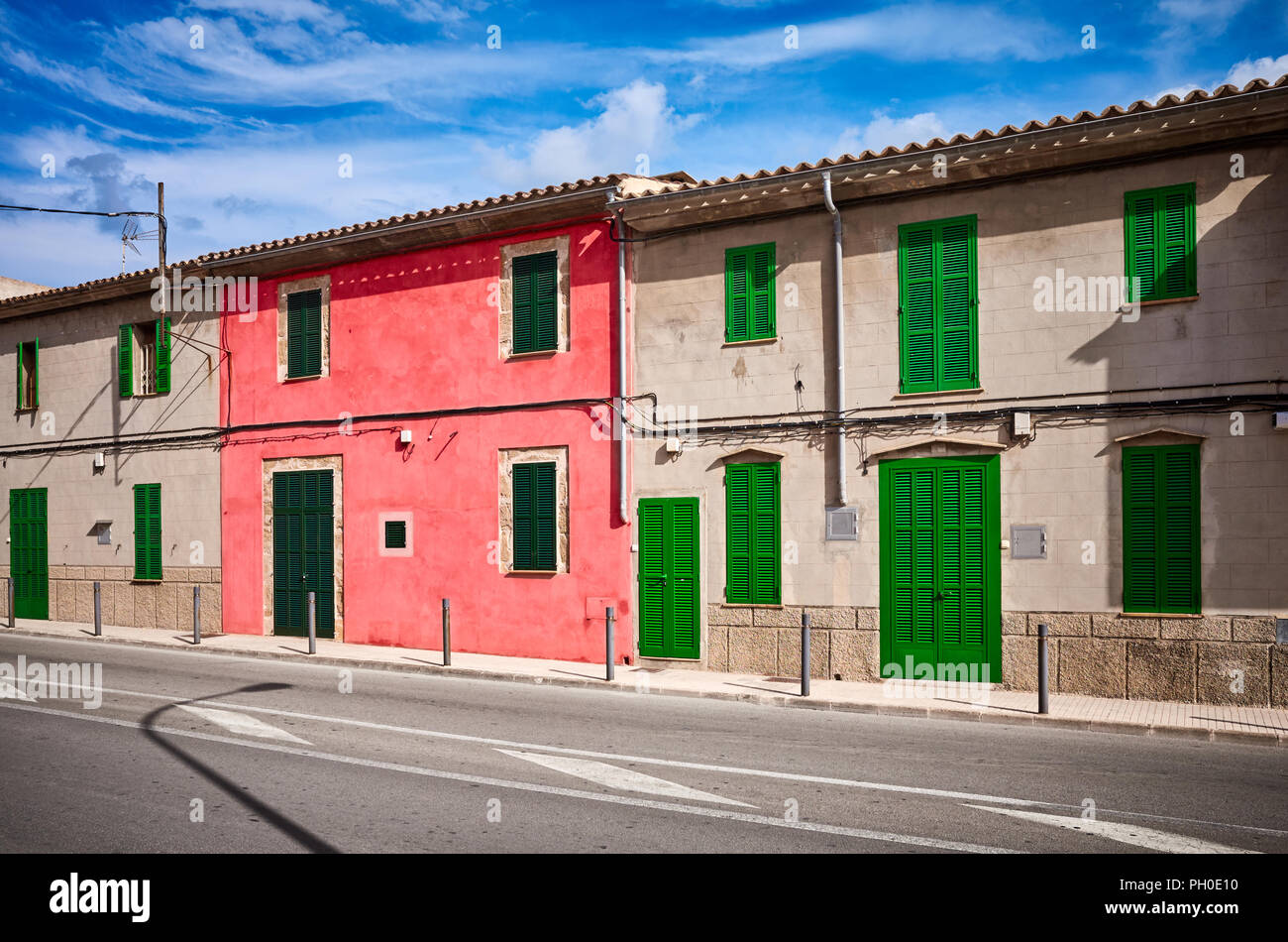 Strada di Alcudia con vecchie facciate di edifici e persiane verdi, Mallorca, Spagna. Foto Stock