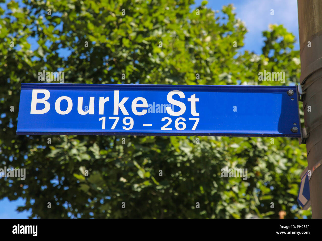 Un cartello stradale con Bourke Street. Una delle strade principali di Melbourne CBD e la casa di molte grandi aziende e negozi. Foto Stock