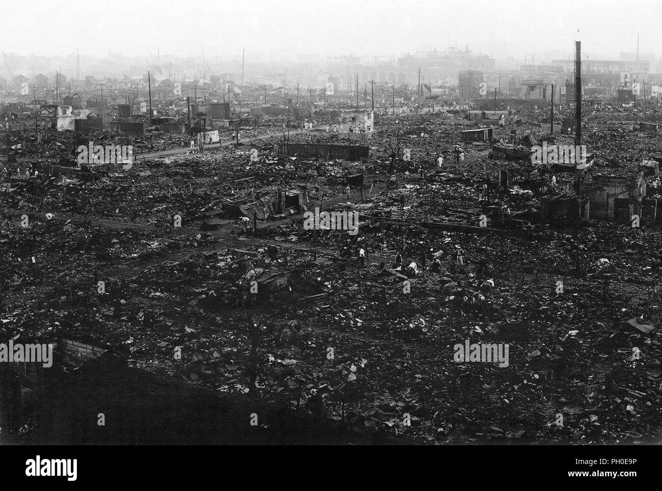 [ 1923 Giappone - grande terremoto di Kanto in Tokyo ] - Nihonbashi, Tokyo. La devastazione causata a Tokyo dal grande terremoto di Kanto (Kanto Daishinsai) del 1 settembre 1923 (Taisho 12). Alcune semplici rifugi sono stati eretti dai superstiti. Il quake, con una stima di grandezza tra 7,9 e 8,4 gradi della scala Richter, devastato Tokyo, il porto della città di Yokohama, che circonda le prefetture di Chiba, Kanagawa, e Shizuoka, e rivendicato oltre 140.000 vittime. Xx secolo gelatina vintage silver stampa. Foto Stock