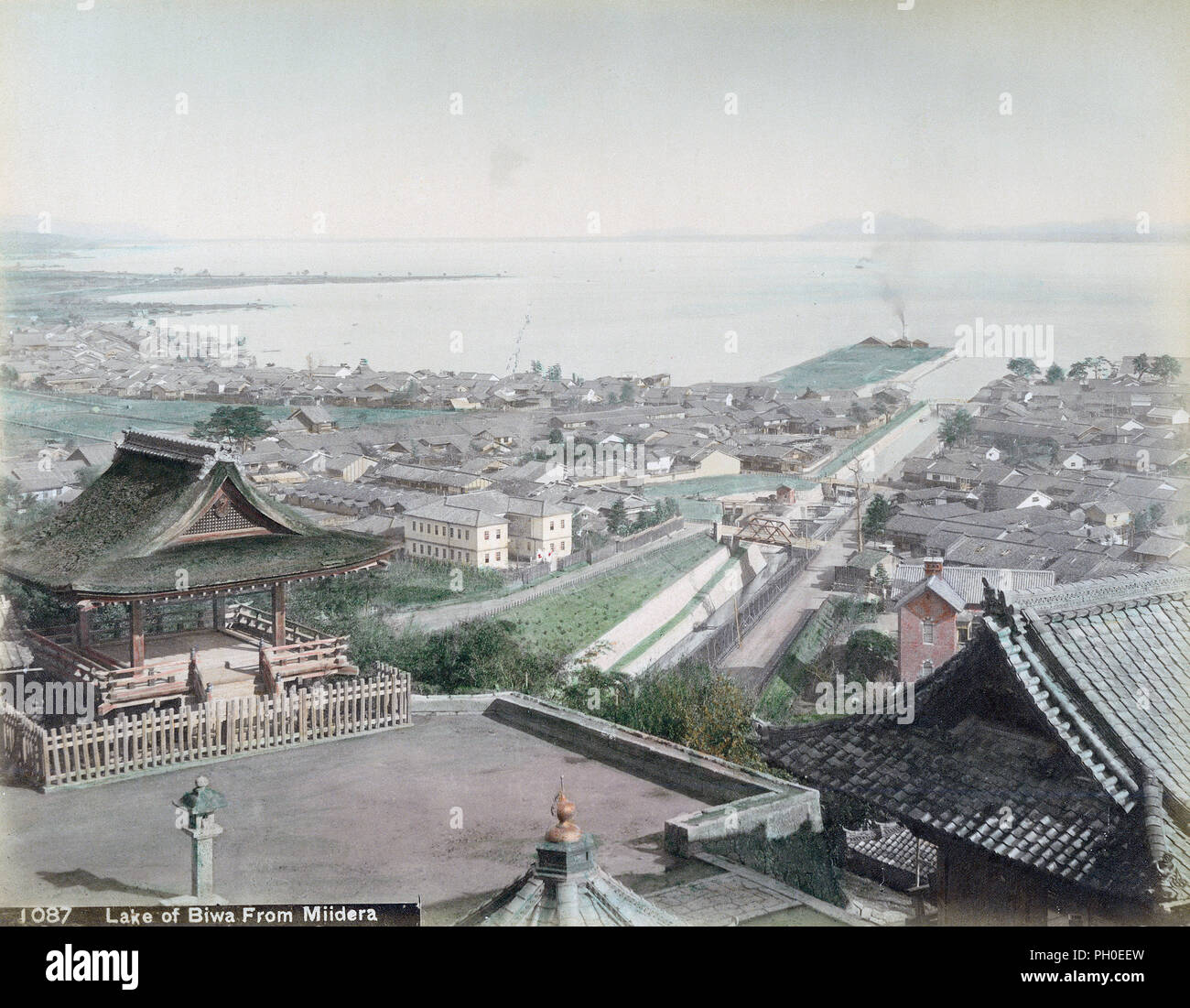 [ 1890 Giappone - Otsu e il Lago Biwa come si vede dal Tempio Miidera ] - Otsu città e il Lago Biwa nella prefettura di Shiga come si vede dal (Miidera 三井寺), un tempio buddista noto anche come Enjoji (園城寺). Il canale è il Lago Biwa fluviale (琶湖疏水, Biwako Sosui) progettato da Sakuro Tanabe per generare elettricità e di approvvigionamento di acqua potabile per la città di Kyoto, nonché di facilitare il trasporto. Questa foto è creduto di essere stato preso poco dopo l'apertura del canale nel 1890 (Meiji 23). Xix secolo albume vintage fotografia. Foto Stock