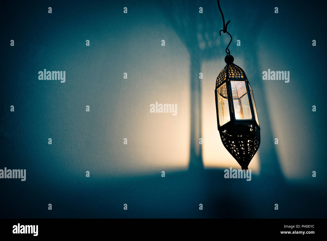 Appendere in vetro e metallo lampadina a candela. Foto Stock