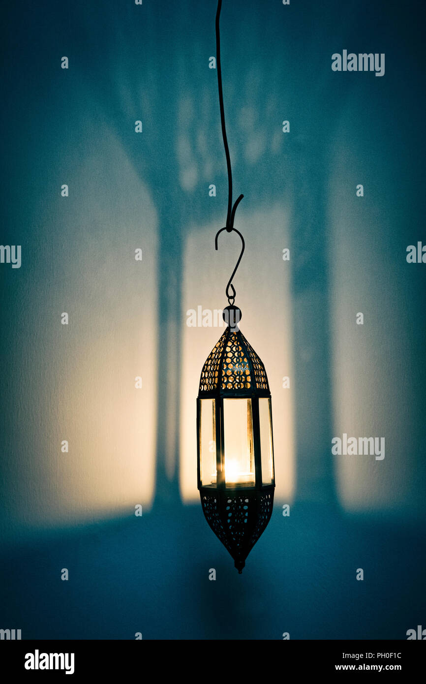 Appendere in vetro e metallo lampadina a candela. Foto Stock
